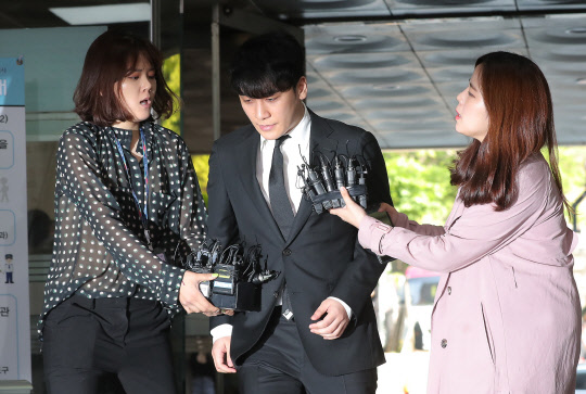 '성접대·버닝썬 횡령' 승리, 영장심사 출석      (서울=연합뉴스) 이정훈 기자 = 빅뱅 전 멤버 승리(본명 이승현)가 구속 전 피의자 심문(영장실질심사)을 받기 위해 14일 오전 서초구 서울중앙지법으로 들어서고 있다. 2019.5.14      uwg806@yna.co.kr  (끝)